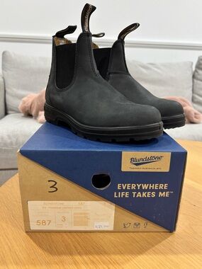 Blundstone rustic black Chelsea Boots size 6 US women (size 3 Aus/UK )